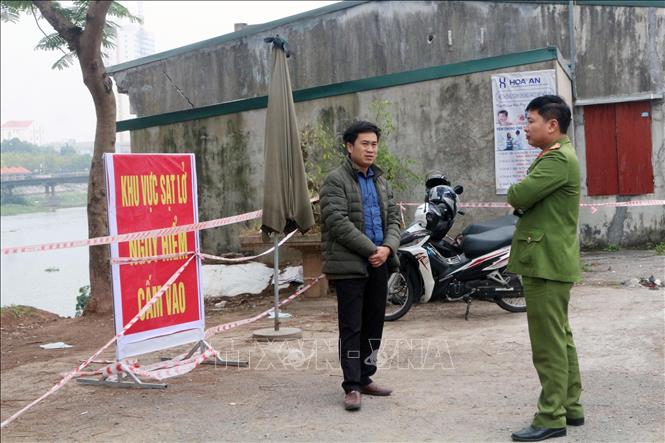 Ngay sau khi sự cố xảy ra, lực lượng chức năng đã căng dây khoanh vùng khu vực nguy hiểm. Ảnh: Nguyễn Chinh - TTXVN