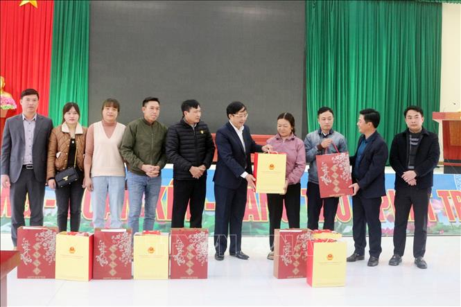 Lãnh đạo UNBD tỉnh Hà Nam, UBND thành phố Phủ Lý tặng quà động viên các gia đình bị ảnh hưởng trực tiếp của sự cố sạt lở đê bối sông Nhuệ. Ảnh: Nguyễn Chinh - TTXVN