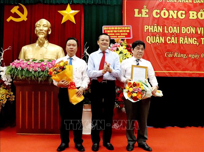 Phó Chủ tịch Thường trực UBND thành phố Cần Thơ Dương Tấn Hiển trao Quyết định của Bộ trưởng Bộ Nội vụ phân loại quận Cái Răng là đơn vị hành chính cấp huyện loại I cho lãnh đạo UBND quận Cái Răng. Ảnh: Thu Hiền - TTXVN