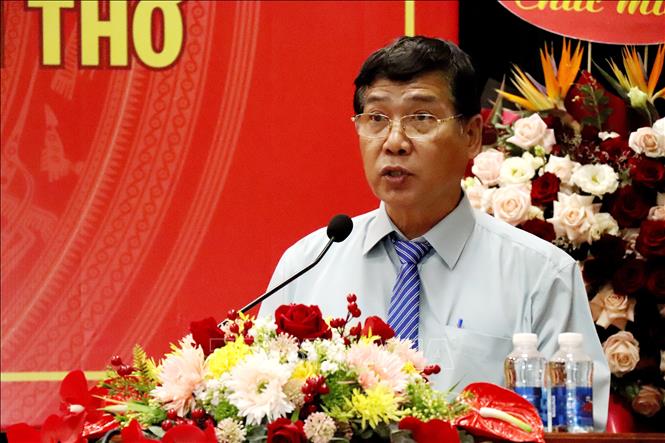 Ông Lê Hùng Yên, Phó Giám đốc Sở Nội vụ thành phố Cần Thơ công bố Quyết định số 1275/QĐ-BNV của Bộ Nội vụ về phân loại quận Cái Răng thuộc thành phố Cần Thơ là đơn vị hành chính cấp huyện loại I. Ảnh: Thu Hiền - TTXVN