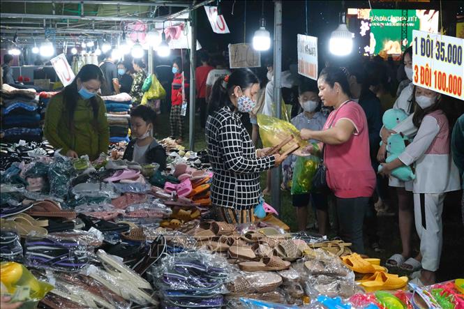 Người dân quận Thốt Nốt mua sắm sản phẩm hàng tiêu dùng tại hội chợ được tổ chức cùng Tết quân dân. Ảnh: Thanh Liêm - TTXVN