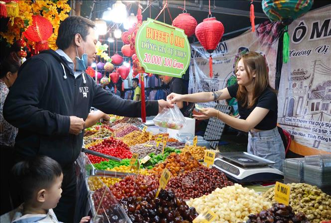 Người dân quận Thốt Nốt mua sắm tại hội chợ được tổ chức cùng Tết quân dân. Ảnh: Thanh Liêm - TTXVN