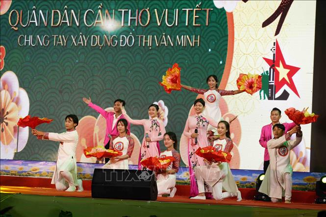 Tiết mục văn nghệ tại lễ khai mạc. Ảnh: Thanh Liêm - TTXVN