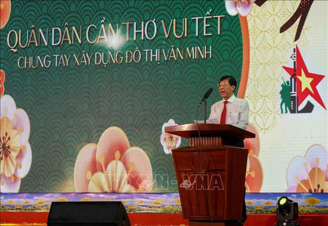 Ông Võ Văn Tân, Phó Chủ tịch Thường trực UBND quận Thốt Nốt thông tin các hoạt động của Tết quân dân năm 2023. Ảnh: Thanh Liêm - TTXVN