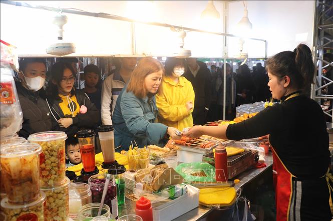 Người dân tham gia các hoạt động mua bán tại chợ Tết công đoàn Hải Phòng 2023. Ảnh: Hoàng Ngọc - TTXVN