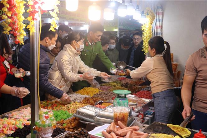  Người dân tham gia các hoạt động mua bán tại chợ Tết công đoàn Hải Phòng 2023. Ảnh: Hoàng Ngọc - TTXVN