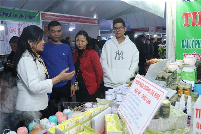 Người dân tham gia các hoạt động mua bán tại chợ Tết công đoàn Hải Phòng 2023. Ảnh: Hoàng Ngọc - TTXVN