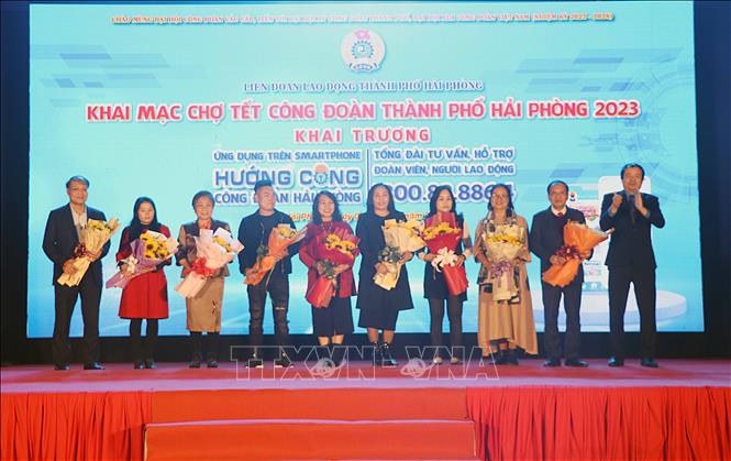 Các đại biểu làm lễ khai mạc chợ Tết công đoàn Hải Phòng 2023. Ảnh: Hoàng Ngọc - TTXVN