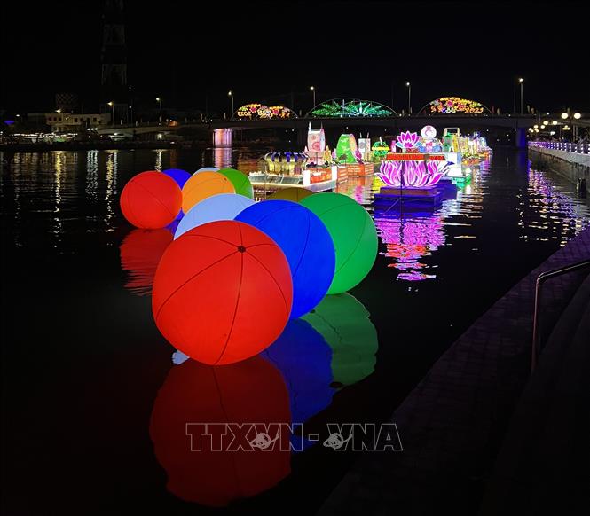 The 5th “Tourism Festival - Ninh Kieu Lantern Night” kicks off in Ninh Kieu district, the Mekong Delta city of Can Tho, on January 5. VNA Photo: Ánh Tuyết