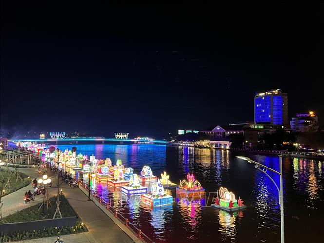 The 5th “Tourism Festival - Ninh Kieu Lantern Night” kicks off in Ninh Kieu district, the Mekong Delta city of Can Tho, on January 5. VNA Photo: Ánh Tuyết