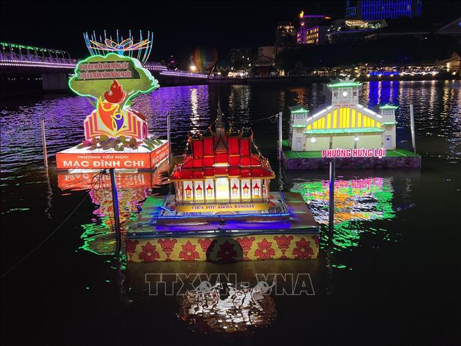 The 5th “Tourism Festival - Ninh Kieu Lantern Night” kicks off in Ninh Kieu district, the Mekong Delta city of Can Tho, on January 5. VNA Photo: Ánh Tuyết