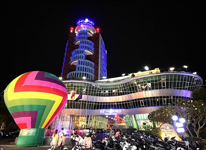 The highlight of the three-day event is a hot-balloon festival, offering visitors a chance to enjoy the city from above. VNA Photo: Ánh Tuyết