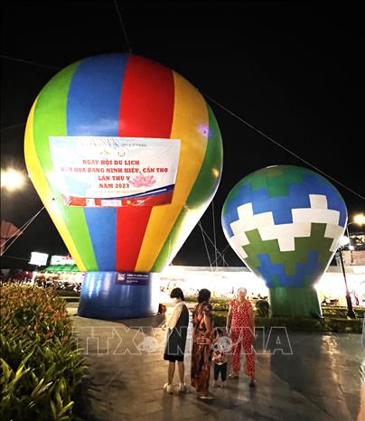The highlight of the three-day event is a hot-balloon festival, offering visitors a chance to enjoy the city from above. VNA Photo: Ánh Tuyết