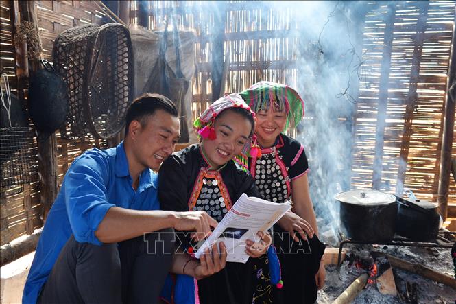 Đoàn viên, thanh niên huyện Mường Nhé (Điện Biên) tuyên truyền đường lối chính sách của Đảng, Nhà nước với đồng bào dân tộc Sila tại bản Nậm Sin, xã Chung Chải. Ảnh: Minh Đức – TTXVN