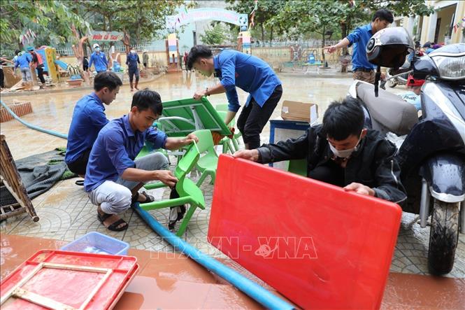 Lực lượng đoàn viên thanh niên dọn dẹp vệ sinh trường Mầm non thị trấn Kiến Giang, huyện Lệ Thủy (Quảng Bình) sau khi nước lũ rút. Ảnh: Danh Lam - TTXVN