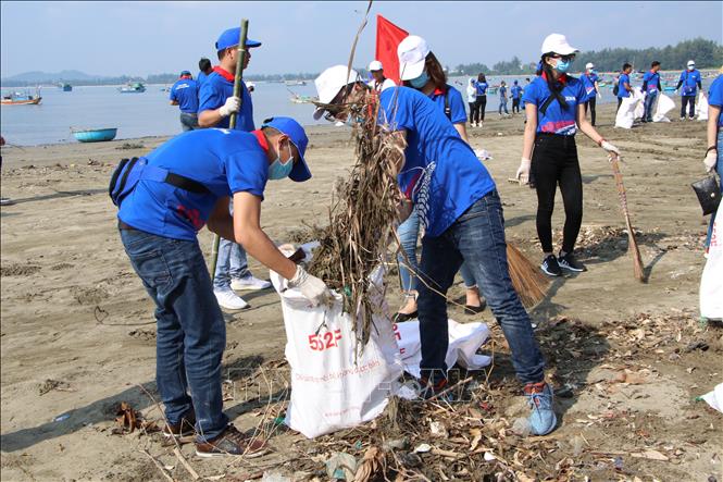 Đoàn viên thanh niên Tỉnh đoàn Quảng Ngãi dọn rác tại bãi biển. Ảnh: Đinh Hương-TTXVN