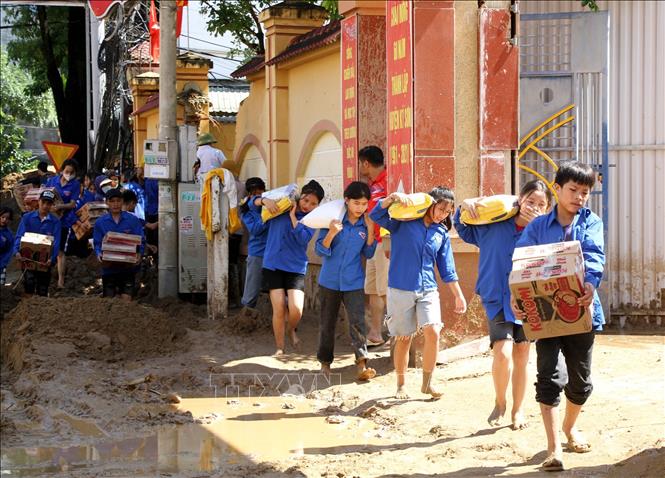 Các đoàn viên thanh niên Nghệ An tích cực vận chuyển các mặt hàng thiết yếu, giúp người dân vùng lũ ở Kỳ Sơn vượt qua khó khăn. Ảnh: Văn Tý - TTXVN