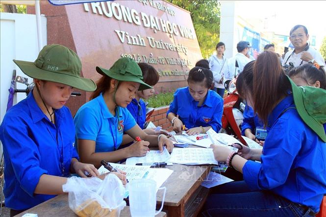 Đội sinh viên tình nguyện Trường Đại học Vinh (Nghệ An) chuẩn bị phiếu gửi đồ miễn phí cho thí sinh trong chiến dịch Thanh niên tình nguyện hè 2015. Ảnh: Tá Chuyên - TTXVN