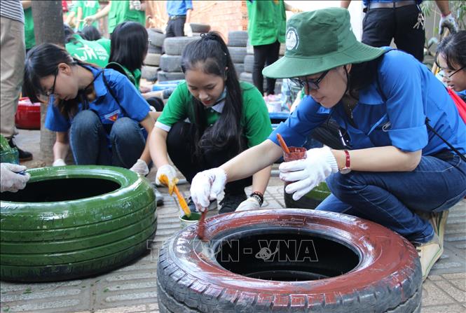 Lực lượng thanh niên Hồ Chí Minh thực hiện công trình “Sân chơi bằng vật dụng tái chế”. Ảnh: Xuân Dự - TTXVN