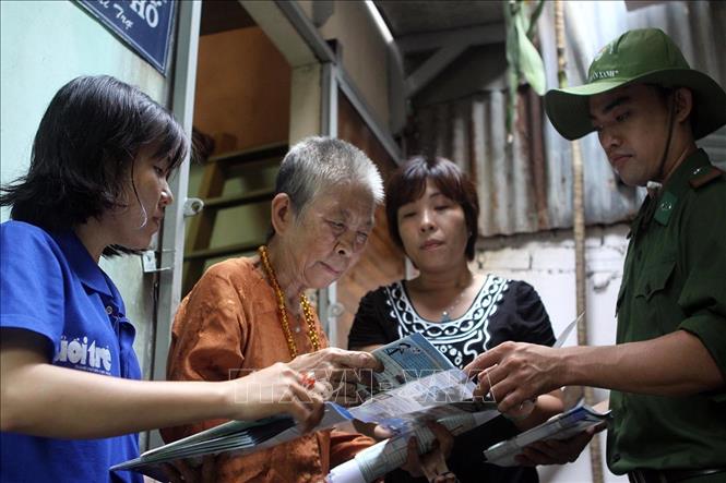 Thanh niên tình nguyện TP Hồ Chí Minh tuyên truyền pháp luật về phòng chống cháy nổ, gìn giữ môi trường, trong ngày ra quân chiến dịch tình nguyện “Hành quân xanh lần thứ 4 – năm 2010”. Ảnh: Thanh Vũ-TTXVN