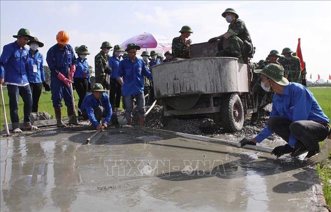 Đông đảo lực lượng thanh niên các đơn vị quân đội và sinh viên tình nguyện các trường đại học đóng trên địa bàn Thủ đô tham gia lễ khởi công Công trường thanh niên tình nguyện “Đường Thanh niên” tại xã Phùng Xã, huyện Thạch Thất (Hà Nội). Ảnh: Dương Giang – TTXVN