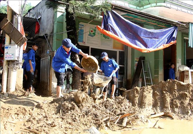 Các đoàn viên thanh niên Nghệ An tích cực phối hợp với các lực lượng khác giúp người dân dọn dẹp vệ sinh, sớm ổn định cuộc sống sau lũ. Ảnh: Văn Tý-TTXVN