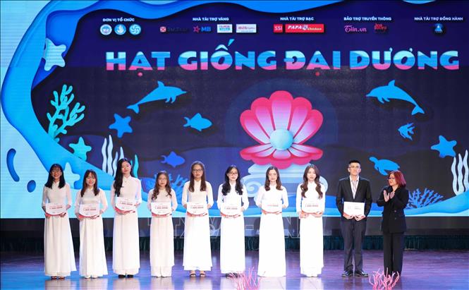 Hội Sinh viên trường Đại học Kinh tế Quốc dân trao học bổng cho 