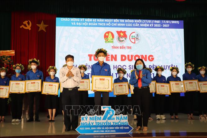 Ban Thường vụ Tỉnh đoàn Bến Tre đã tuyên dương 14 sinh viên xuất sắc đạt danh hiệu “Sinh viên 5 tốt” cấp tỉnh và 2 học sinh tiêu biểu đạt danh hiệu “Học sinh 3 rèn luyện”. Ảnh: Chương Đài - TTXVN

