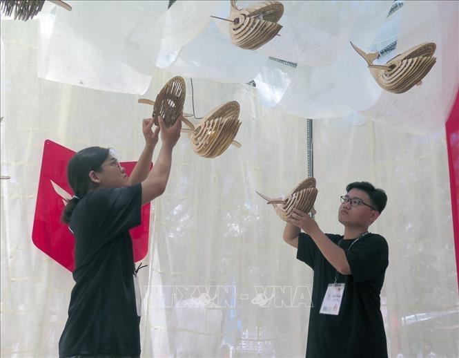 Sinh viên 24 trường Đại học trên cả nước sáng tạo nhiều mô hình kiến trúc độc đáo, kết hợp giữa truyền thống với đương đại và bằng vật liệu thân thiện với môi trường tại Festival Sinh viên Kiến trúc toàn quốc lần thứ XIII. Ảnh: Xuân Triệu – TTXVN