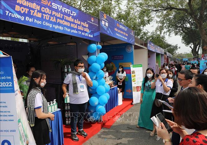 Sinh viên trình bày ý tưởng trong cuộc thi “Học sinh, sinh viên với ý tưởng khởi nghiệp” (SV_STARTUP). Ảnh: Thanh Tùng - TTXVN