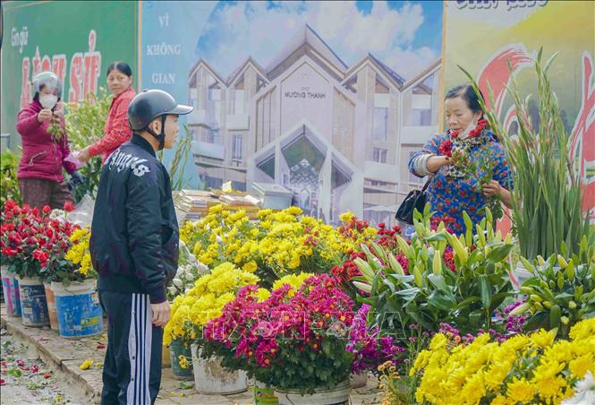 Trong ảnh: Người dân chọn mua hoa tại chợ Mường Thanh, TP. Điện Biên Phủ. Ảnh: Xuân Tư – TTXVN