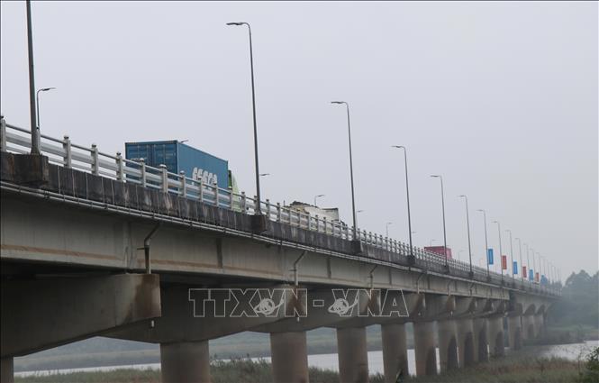 Xuất hiện các vết nứt vị trí dầm hộp các nhịp từ N19 đến N23 trên cầu Trà Khúc gây nguy cơ mất an toàn cho công trình. Ảnh: Phạm Cường-TTXVN