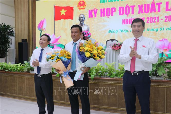 
Trong ảnh : Chủ tịch HĐND Phan Văn Thắng và Chủ tịch UBND tỉnh Đồng Tháp Phạm Thiện Nghĩa tặng hoa chúc mừng ông Nguyễn Phước Thiện được bầu chức danh Phó Chủ tịch UBND tỉnh .
Ảnh : Nguyễn Văn Trí – TTXVN