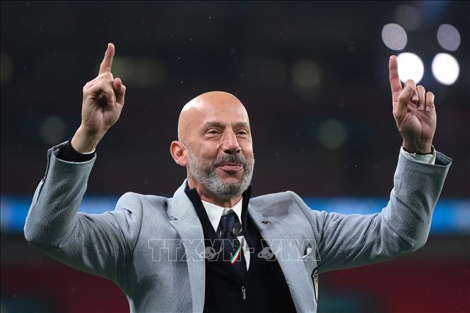 Cựu ngôi sao bóng đá Gianluca Vialli vui mừng sau khi đội tuyển Italy vô địch EURO 2020 sau trận chung kết gặp Anh tại London ngày 11/7/2021. Ảnh: AFP/TTXVN
