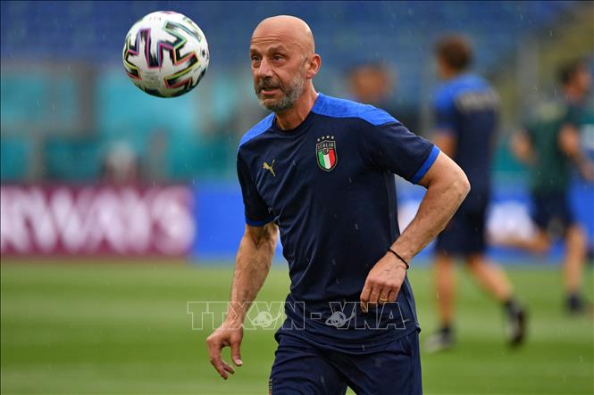 Cựu ngôi sao bóng đá Gianluca Vialli, khi đang làm trợ lý huấn luyện viên đội tuyển Italy, trong buổi huấn luyện ở Rome ngày 10/6/2021. Ảnh: AFP/TTXVN