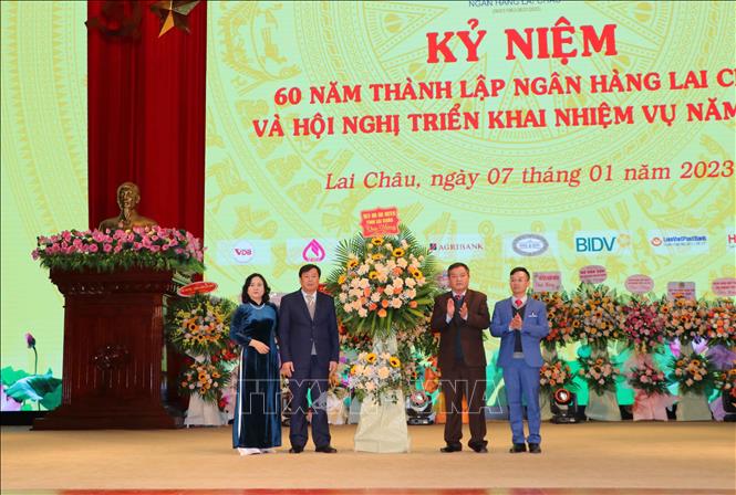 Phó Chủ tịch UBND tỉnh Lai Châu Giàng A Tính chúc mừng Ngân hàng Nhà nước chi nhánh tỉnh Lai Châu. Ảnh: Việt Hoàng - TTXVN