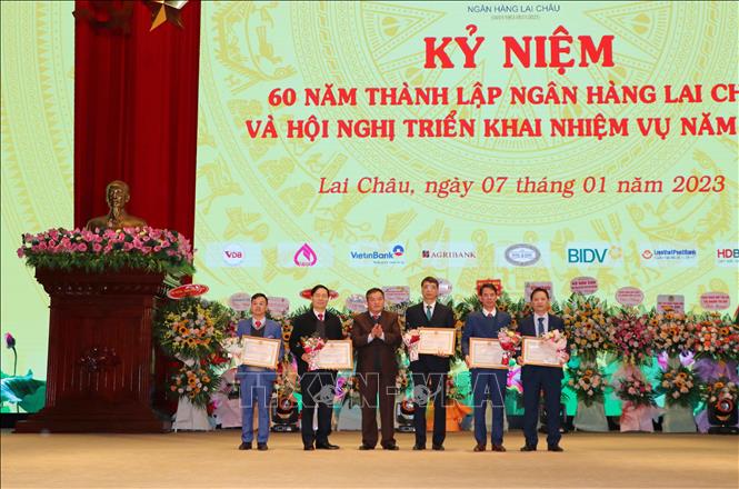Phó Chủ tịch UBND tỉnh Lai Châu Giàng A Tính tặng Bằng khen của Chủ tịch UBND tỉnh Lai Châu cho các tập thể. Ảnh: Việt Hoàng - TTXVN