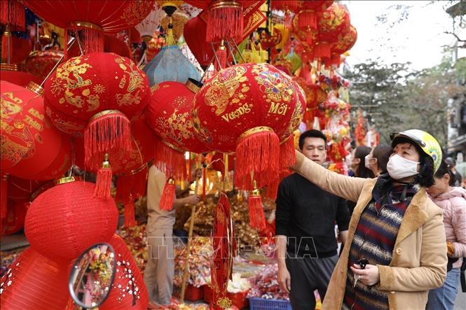 Người dân tranh thủ mua đồ trang trí khi tết đang đến gần. Ảnh: Minh Quyết - TTXVN