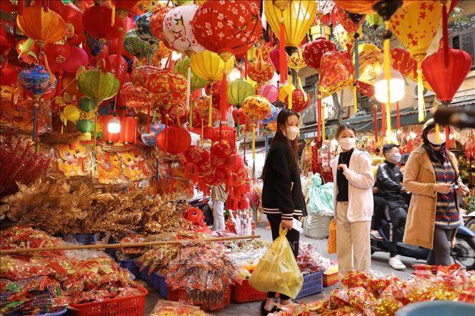 Phố Hàng Mã rực rỡ, nhộn nhịp trong những ngày này. Ảnh: Minh Quyết - TTXVN