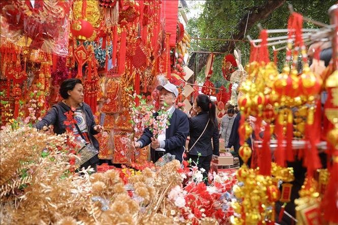 Phố Hàng Mã rực rỡ, nhộn nhịp trong những ngày này. Ảnh: Minh Quyết - TTXVN