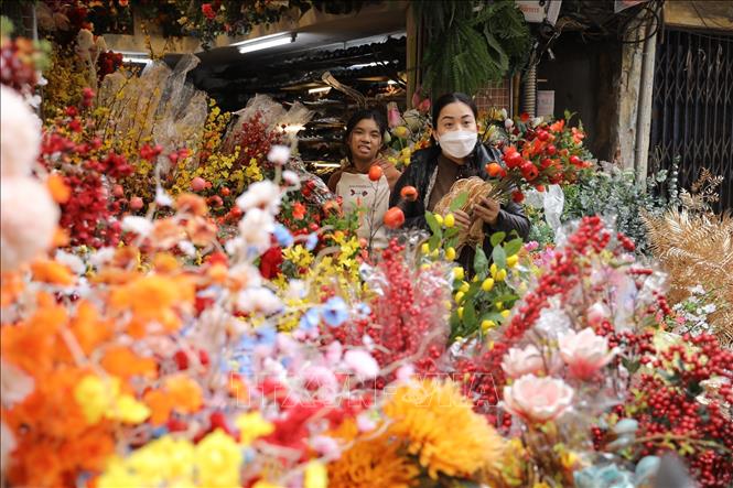 Tại các tuyến phố Hàng Lược, Hàng Khoai, Hàng Rươi, Hàng Mã: Bố trí, sắp xếp các ngành hàng quất, hoa tươi, hoa đào; ngành hàng trang trí, đồ giả cổ, hoa lụa... Ảnh: Minh Quyết - TTXVN