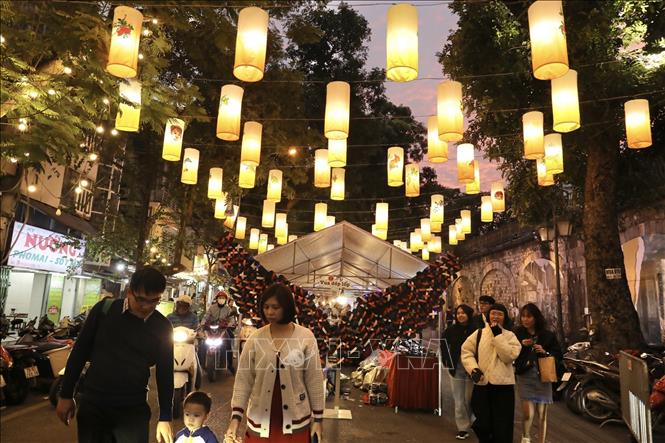 Tại không gian bích họa trên phố Phùng Hưng giới thiệu các sản phẩm dân gian truyền thống của nghệ nhân, thợ thủ công làng nghề Việt Nam như tranh dân gian, thư pháp, gốm sứ, mây tre đan, đồ chơi tò he… Ảnh: Minh Quyết - TTXVN