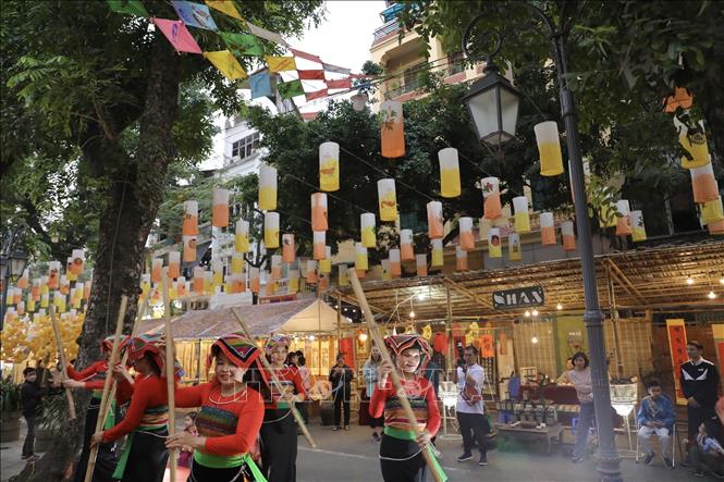 Tại không gian bích họa trên phố Phùng Hưng diễn ra các hoạt động giao lưu trình diễn một số các loại hình âm nhạc truyền thống vùng miền như hát Xẩm, xòe Thái, đờn ca tài tử… Ảnh: Minh Quyết - TTXVN