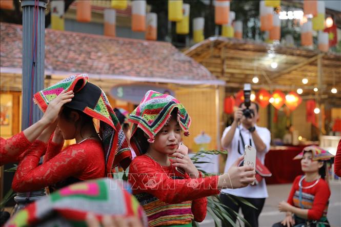 Đoàn nghệ thuật đồng bào dân tộc Thái ở Thanh Hoá đến giao lưu tại chợ Tết Hàng Lược. Ảnh: Minh Quyết - TTXVN
