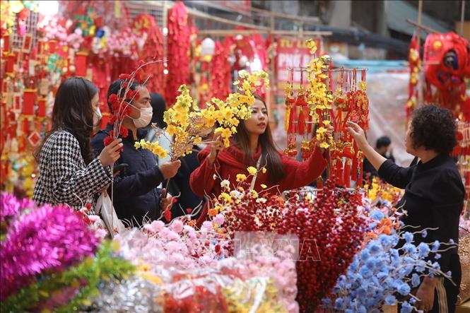 Người mua, người bán nhộn nhịp trên phố Hàng Mã. Ảnh: Minh Quyết - TTXVN