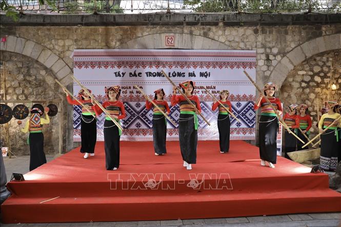 Tại không gian bích họa trên phố Phùng Hưng diễn ra các hoạt động giao lưu trình diễn một số các loại hình âm nhạc truyền thống vùng miền như hát Xẩm, xòe Thái, đờn ca tài tử… Ảnh: Minh Quyết - TTXVN