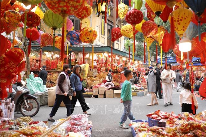 Hang Ma street is colourful with various decorative items on sale. VNA Photo: Minh Quyết