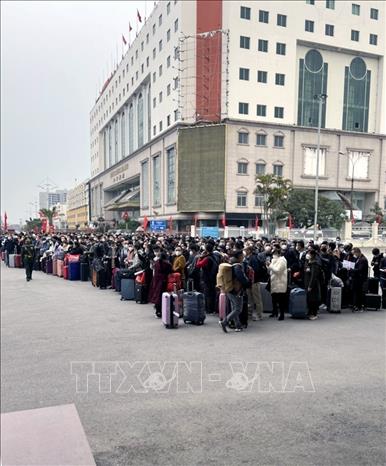 Hàng trăm người dân Trung Quốc chờ đợi làm thủ tục xuất nhập cảnh ở cửa khẩu Móng Cái.  Ảnh: Văn Đức-TTXVN