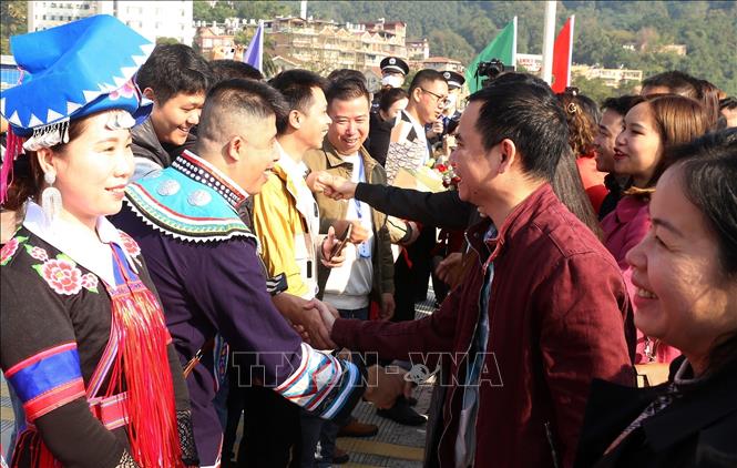 Border residents meet on Ho Kieu II bridge on January 8. VNA Photo: Quốc Khánh