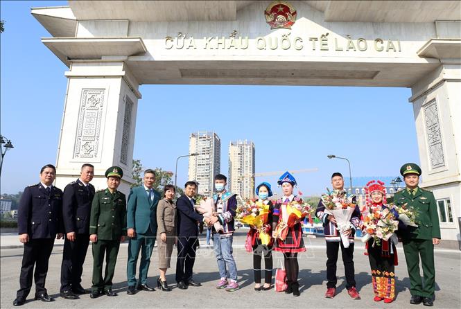 Border residents and border authorities meet on Ho Kieu II bridge on January 8. VNA Photo: Quốc Khánh